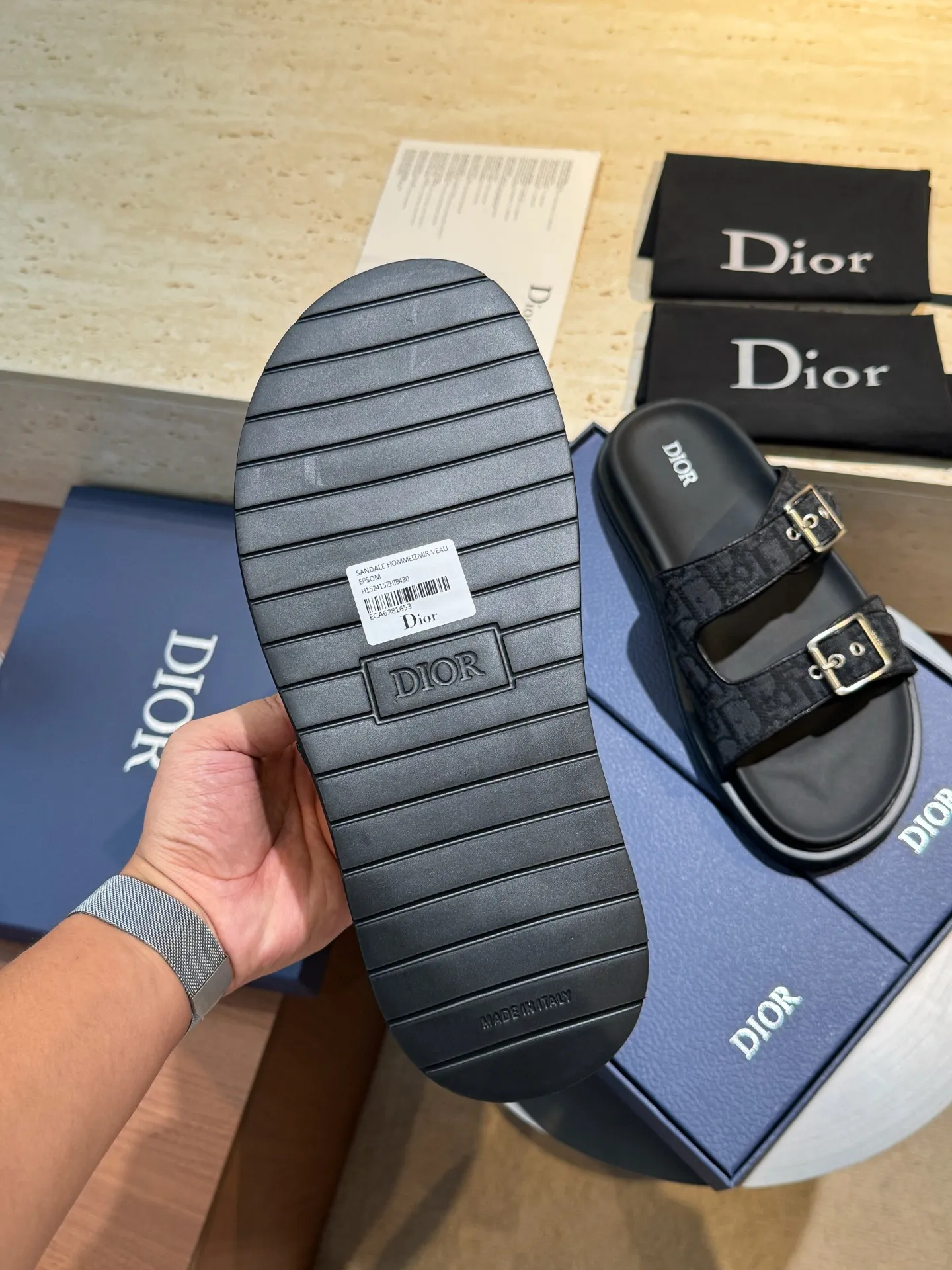 Factory price: 320💰Djia Aqua men's slippers and sandals, Dior's Aqua sandals are elegant and casual. The cross-strap design is reinterpreted in CD Diamond canvas, inspired by the brand's archives. Finished with a branded logo and tonal notch sole, they can be worn easily with shorts or jeans for a sophisticated look. Size:39-44(38 45 customized)